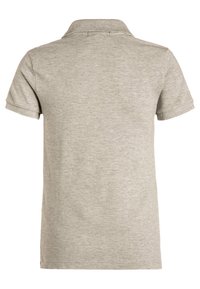 Šedé polo tričko vyrobené z měkké tkaniny, s límečkem a krátkými rukávy. Pohled z zad ukazuje jednoduchý design bez dalších ozdob.