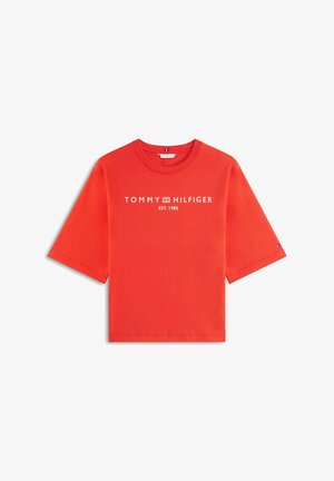 Rood Tommy Hilfiger T-shirt met korte mouwen en witte logo-tekst "TOMMY HILFIGER EST. 1985" gecentreerd op de borst.