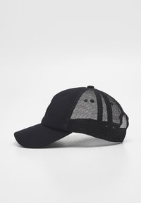 Svart caps med solid front og mesh bak, med buet visir og seks ventilasjonsøyler for pusteevne.