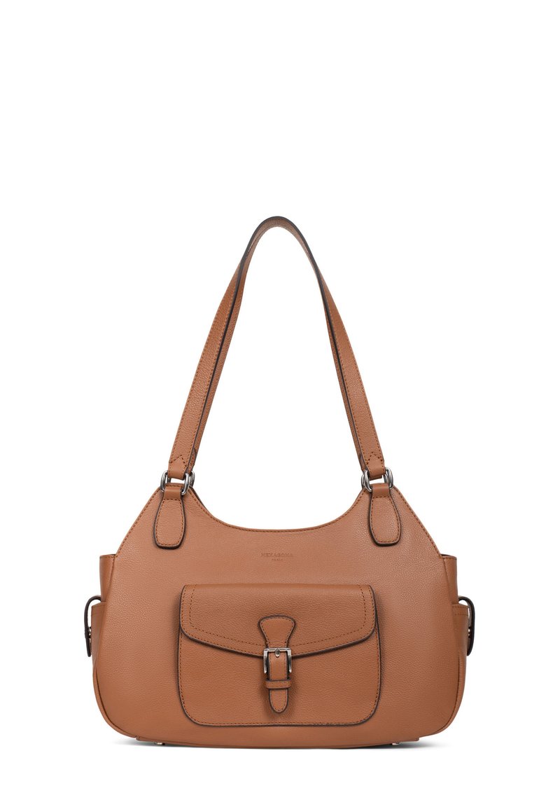 Borsa a tracolla in pelle tan con design curvo, tasca frontale, dettaglio fibbia e doppi manici. Texture liscia e hardware minimale.