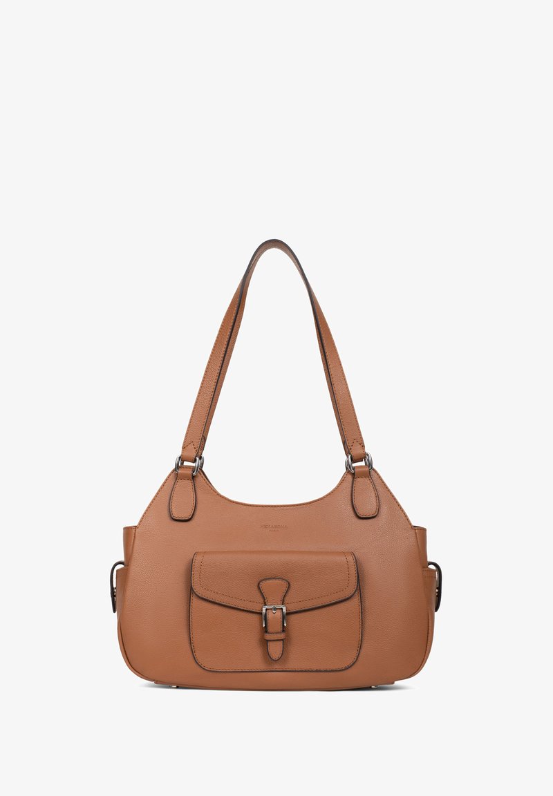 Borsa a tracolla in pelle tan con design curvo, tasca frontale, dettaglio fibbia e doppi manici. Texture liscia e hardware minimale.