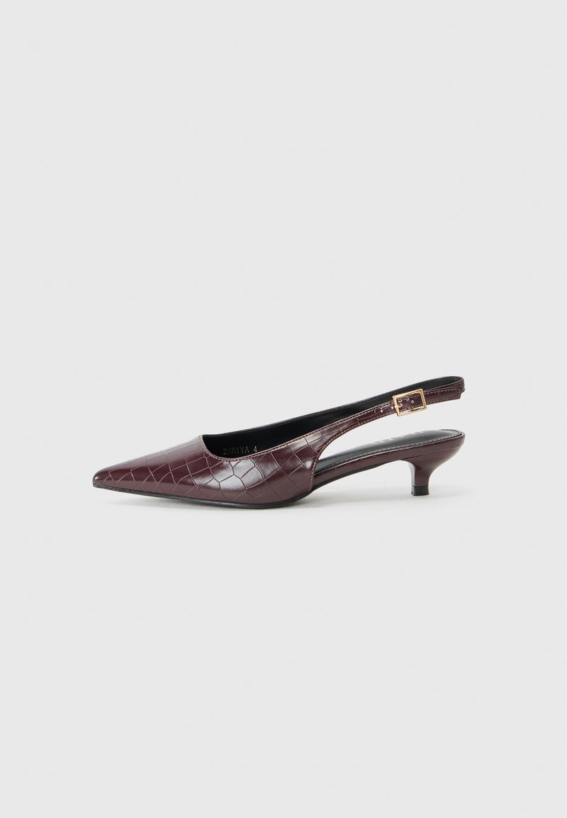 Burgundia terava nina slingback kingad krokodillimillega, madala kontsaga ja kuldse klambriga rihmal. Sile sisemus.