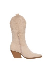 Botas de vaquero de ante beige con punta puntiaguda, costuras en zigzag y cremallera lateral. Presentan un tacón apilado con textura parecida a la madera.