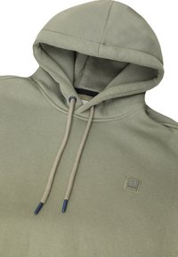 Olijfgroene katoenen hoodie met een trekkoordcapuchon, voorzien van een klein mer logo aan de voorkant en contrasterende blauwe accenten op de trekkoorden.
