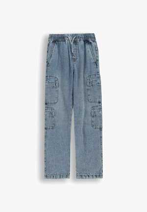 Jasnoniebieskie dżinsowe spodnie cargo z elastycznym pasem, sznurkiem do regulacji, bocznymi kieszeniami z patkami oraz prostymi nogawkami.