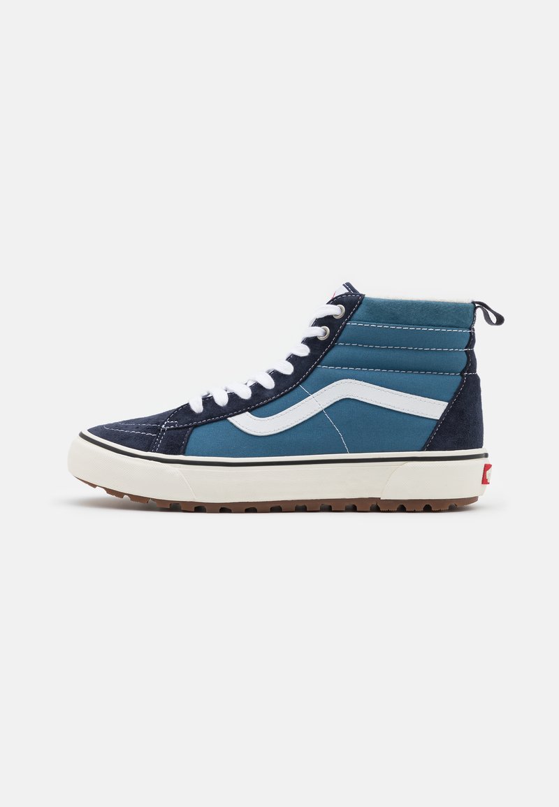 Høye sneakers i mørkeblå og lyseblå lerret, med hvite detaljer, teksturerte sidepaneler og gummisåle.