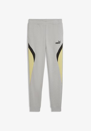 Jasnoszare spodnie dresowe Puma z elastyczną talią, czarno-żółtymi zakrzywionymi paskami po bokach oraz logo Puma na górnej części lewego uda.