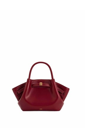 Sac à main en cuir rouge foncé avec côtés structurés, anses incurvées, fermoir doré et petit logo en bas au centre.