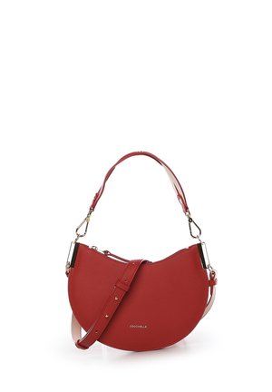 Borsa a mano in pelle a forma di mezzaluna rossa con manico corto e tracolla regolabile, dettagli in oro e chiusura superiore con cerniera.