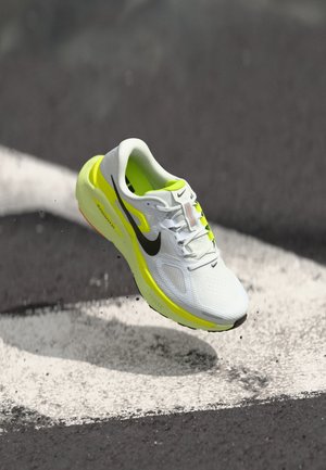 STRUCTURE PLUS - Chaussures de running sur route - white/black/pure platinum-coloured/volt/barely volt/total orange
