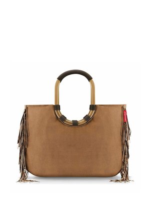 Borsa tote in suede marrone con manici tondi color cuoio e neri e lunghe nappine su entrambi i lati, con etichetta rossa del brand sul lato destro.