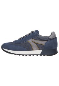 Sneaker blu navy con una miscela di suede e denim, dotate di dettagli grigi e accentuazioni gialle, un profilo basso e una suola in gomma testurizzata.