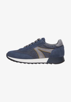Sneaker blu navy con una miscela di suede e denim, dotate di dettagli grigi e accentuazioni gialle, un profilo basso e una suola in gomma testurizzata.