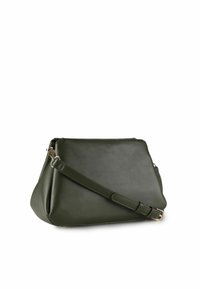 Borsa a tracolla in pelle verde con forma triangolare, base piatta, tracolla regolabile e texture sottile. Chiusura con cerniera decorativa.