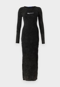 Svart långärmad ribbad midiklänning med sidofickor. Har rund halsringning och vitt logodetalj vid bröstet. Mjuk, texturerad tyg.