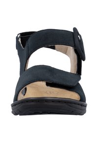 Sandale en suede noir avec des sangles réglables, bout ouvert et semelle intérieure rembourrée. Présente une boucle ronde et une semelle en caoutchouc texturé pour une meilleure adhérence.