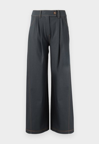 Σκούρα γκρι παντελόνι με φαρδιά μπατζάκια και ψηλή μέση, με πιέτες, πλαϊνές τσέπες, ζώνη με κουμπιά και ορατές πορτοκαλί ραφές.