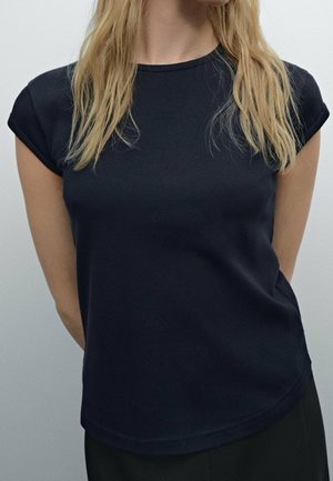 Kort navyblå t-shirt med rund halsudskæring, ærmeløs design og glat tekstur; tætsiddende design der falder ved hoften.