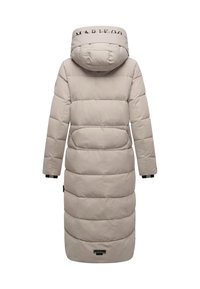 Cappotto lungo beige imbottito con motivo trapuntato orizzontale, dotato di cappuccio, logo sul colletto e dettagli neri sui polsini e sull'orlo.