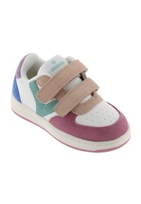Sneaker bianco con accenti in suede rosa, verde e blu. Presenta due cinturini in velcro beige e un design con punta perforata. Suola in gomma.