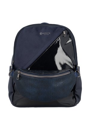 Sac à dos bleu marine avec un panneau avant brillant, des accents texturés et une poche zippée. Matériaux lisses et durables avec un design moderne.