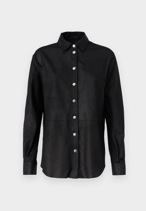 Czarna skórzana koszula z klasycznym kołnierzykiem, przednim zapięciem na srebrne guziki oraz długimi rękawami. Gładka tekstura i dopasowany krój.