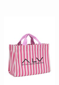 Borsa tote a righe in rosa e bianco, realizzata in tessuto resistente. Presenta manici corti rosa e un logo stampato sul davanti. Forma rettangolare.