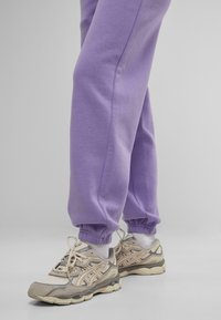 Urban Classics FLUFFY - Teplákové kalhoty - electriclilac