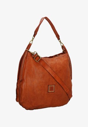 Sac à main en cuir marron au design décontracté, avec des accents cloutés, une bandoulière amovible et des ferrures dorées. Il est doté d'une fermeture zippée sur le dessus.