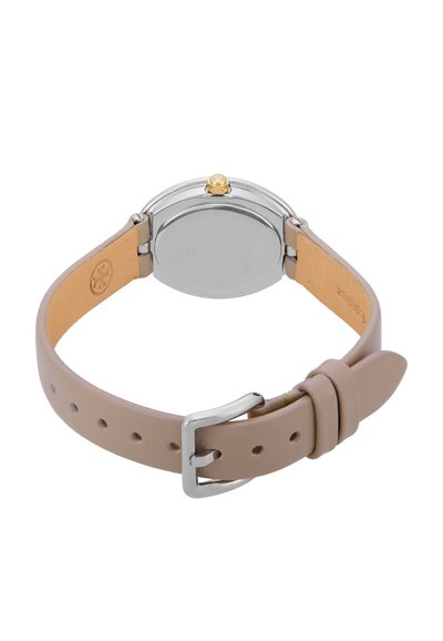 Reloj de correa de cuero con una caja de reloj metálica plateada, una corona dorada y una parte trasera plana y pulida. La correa es de un beige claro con agujeros.