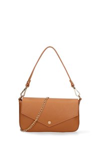 Clutch in pelle color tan con un design a piega, tracolla in catena dorata e chiusura superiore a scatto. Presenta una superficie testurizzata e pochi dettagli in metallo.