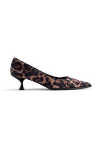 Zapato de tacón tipo pump con punta afilada en estampado de leopardo y tacón negro bajo y acampanado. La tela tiene una textura suave y lisa con un acabado brillante.