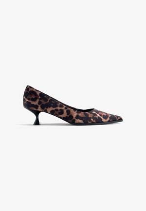 Escarpin à talon noir évasé bas, à bout pointu en imprimé léopard. Le tissu a une texture douce et lisse avec une finition brillante.