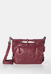 Burgunderfarbene Lederhandtasche mit strukturiertem Finish, ausgestattet mit einem oberen Tragegurt mit Ausschnitt-Detail und einem verstellbaren Umhängegurt.