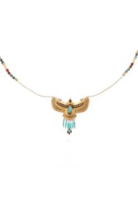 Collier en or avec un pendentif en forme d'aigle orné d'accents en turquoise, flanqué de perles multicolores et d'éléments turquoise suspendus.