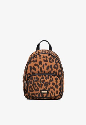 Mały plecak z brązowo-czarnym wzorem w cętki lamparta, czarnym suwakiem i czarną rączką na białym tle.