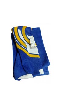 Asciugamano blu con motivi gialli, bianchi e blu. Realizzato in morbido tessuto di spugna, con un'etichetta attaccata su un lato.