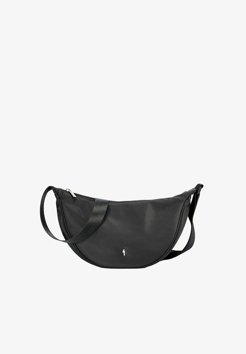 Czarna torba na ramię wykonana z gładkiego nylonu, o zaokrąglonym kształcie, z zapięciem na zamek i płaskim paskiem. Ma mały akcent z logo z przodu.
