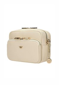 Borsa a tracolla in pelle beige con due scomparti con zip, dettagli in hardware dorato e un emblema con logo. Presenta una superficie testurizzata.