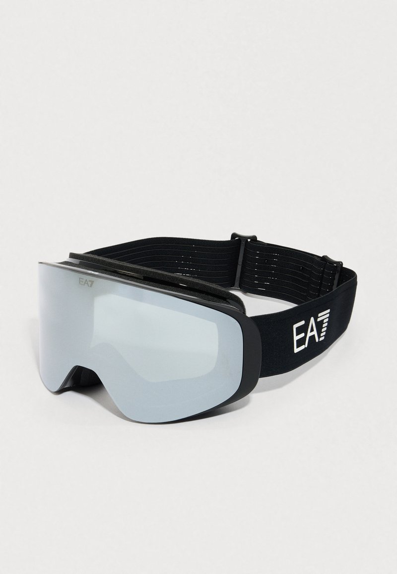 Černé lyžařské brýle se zrcadlově šedým sklem a nastavitelným černým páskem s bílým logem EA7, na jednoduchém světlém pozadí.