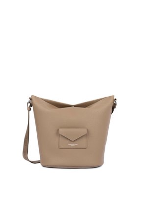 Sac seau en cuir taupe avec une poche enveloppe à l'avant et une bandoulière détachable, marqué Lancaster Paris en petites lettres blanches.
