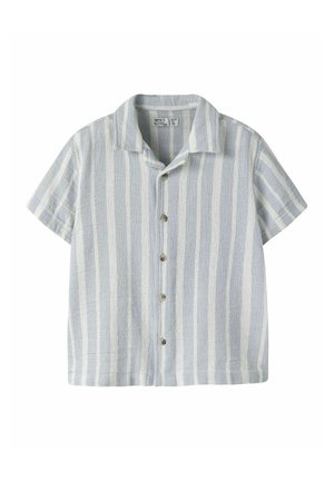 Chemise à manches courtes avec boutons, rayures verticales bleu clair et blanches, col ouvert, et tissu texturé.