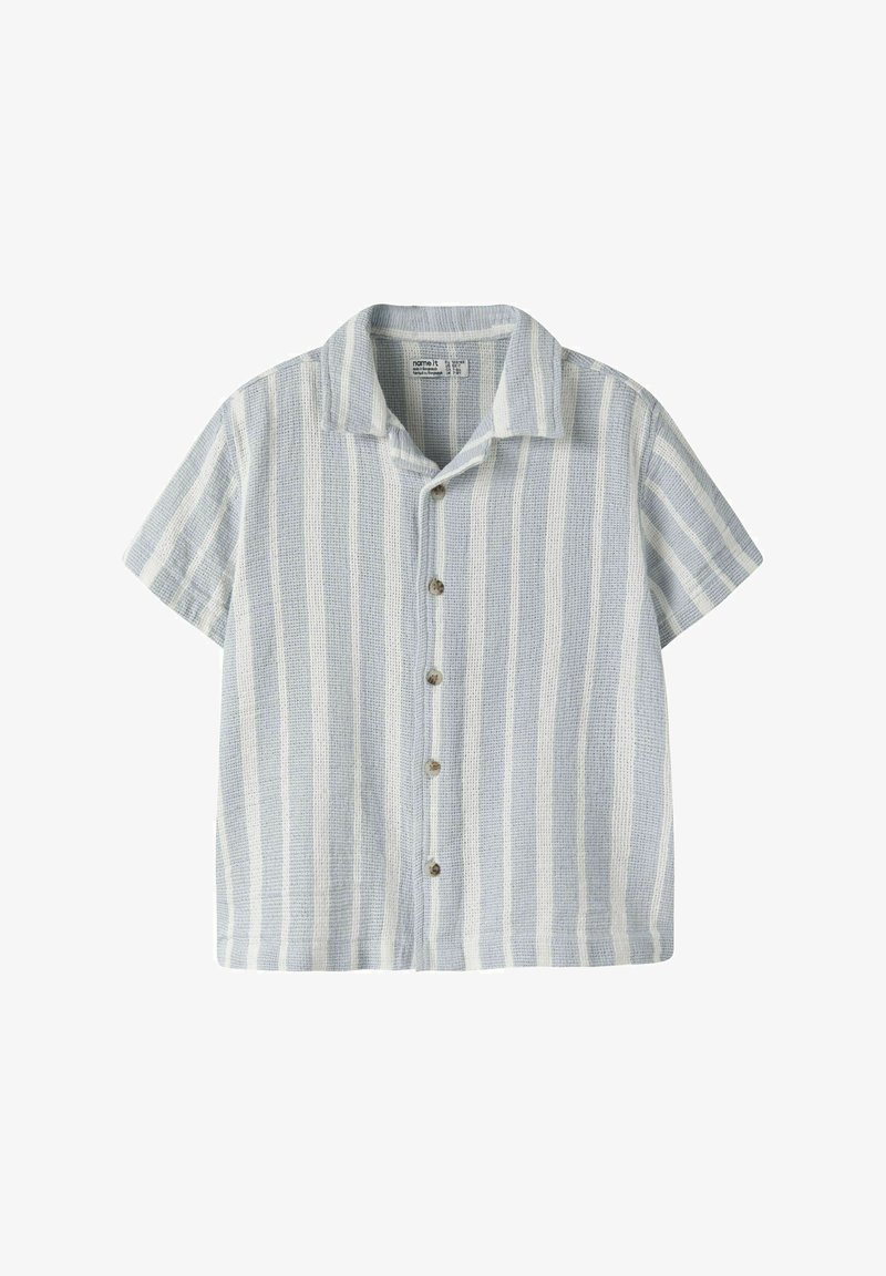 Camisa de manga corta con botones, con rayas verticales en azul claro y blanco, cuello abierto y tejido texturizado.
