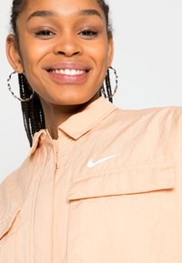 Nike Sportswear Casaco de verão - harvest moon/white