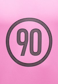 Ροζ ύφασμα με υφή διαθέτει έναν μεγάλο μαύρο κύκ�λο που περιέχει τον αριθμό "90" σε διάτρητο στυλ, τοποθετημένο κεντρικά.