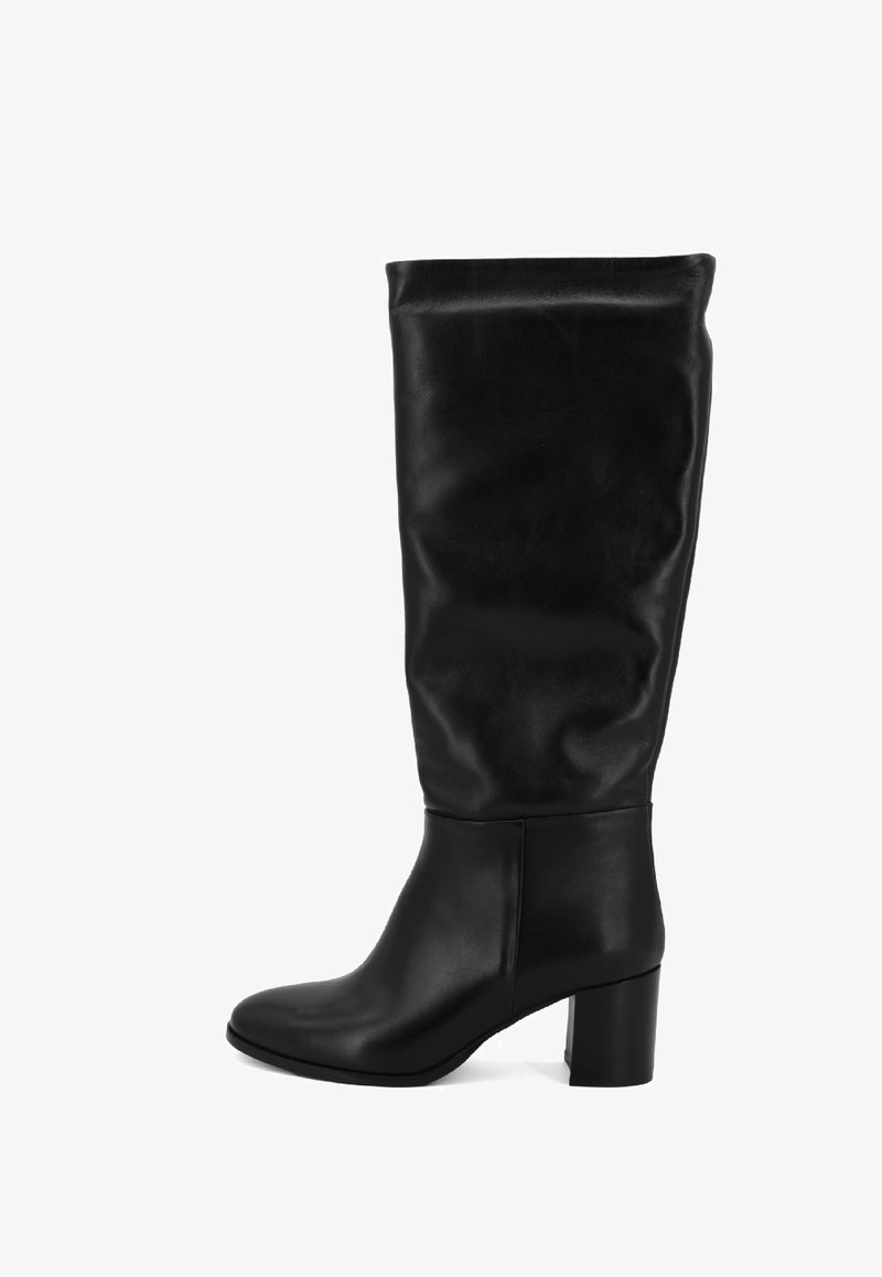 Stivale alto in pelle nera con asta strutturata, punta rotonda e tacco a blocco. Texture liscia con un design minimalista.