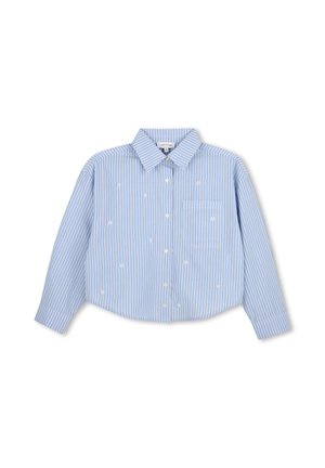 Camisa de manga larga a rayas azul claro y blanca con flores blancas bordadas y un bolsillo en el pecho, colocada horizontalmente sobre un fondo blanco.