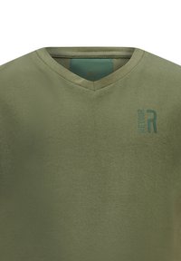 T-shirt verde oliva a scollatura a V realizzata in tessuto morbido, con un piccolo logo nell'angolo in alto a destra. Texture liscia, design aderente.