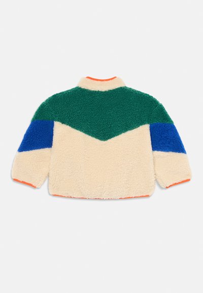 Fleecejacke mit grünem Oberrücken, beigem Unterrücken und blauen Flecken auf den beigen Ärmeln, von hinten auf weißem Hintergrund gezeigt.