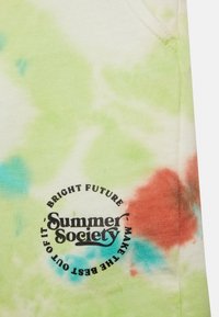 Sweatshirt com estampado tie-dye apresentando padrões em verde claro, azul e laranja. Exibe o logótipo "Summer Society" com o texto "Bright Future" e "Make the Best Out of It."